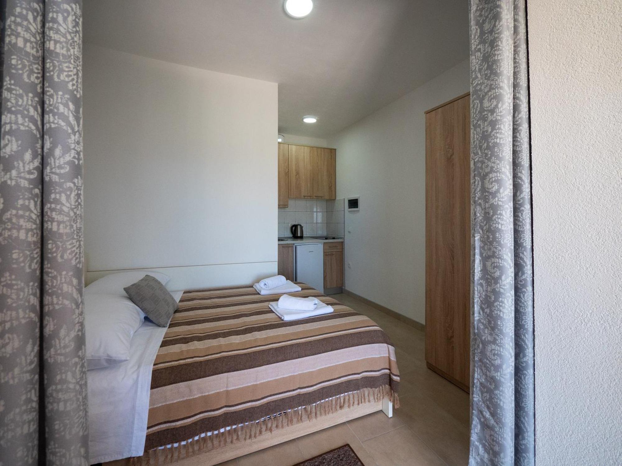 Apartments Tri Mora Ražanac Szoba fotó